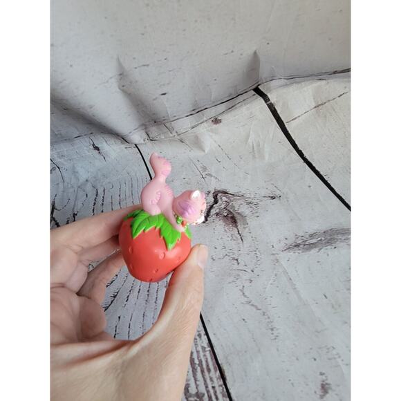 Strawberry Shortcake Figure And Custard Cat 2 Inch Figure - Picture 7 of 9